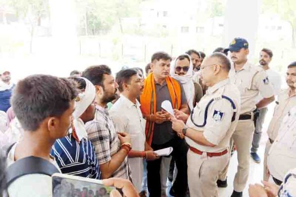 पुलिस ने लाठी चार्ज किया, ऊपर से मुकदमा भी लगा दिया