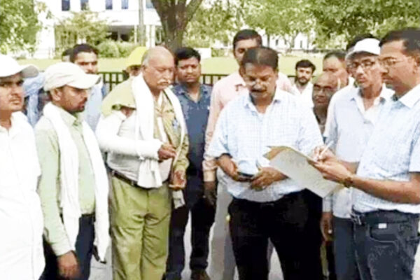 बिजली सुधारने गए कर्मचारियों का गुंडो ने तोड़ा हाथ, जमकर पीटा भी