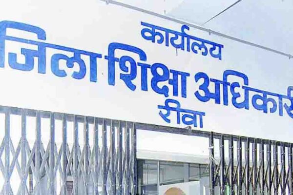 बोदाबाग स्कूल के शिक्षक का नशे हालत में वायरल हुआ वीडियो, शराब के नशे में शिक्षक स्कूल में लोटते हुए वीडियो मे आया नजर