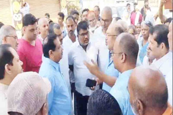 खराब सडक़ को लेकर नीम चौराहे में लोगों ने लगाया जाम नगर निगम अधिकारियों के आश्वासन के बाद शांत हुए आंदोलनकारी