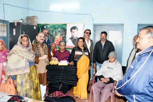 वृद्ध जनों के बीच मनाया गया सिंधिया का जन्मदिवस