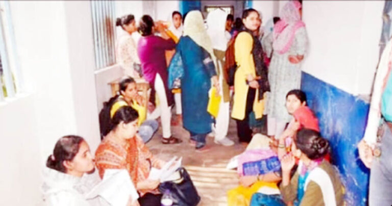 कम्प्यूटर ऑपरेटर का नेट रिचार्ज कराने के बाद अतिथि शिक्षकों का हुआ सत्यापन