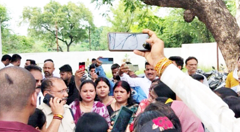 मुरुम कांड को लेकर महिला आयोग ने दिखाया सख्ती              पुलिस आरोपियों को बचाने की कर रही कोशिश, कांग्रेस महिला मोर्चा ने लगाया आरोप