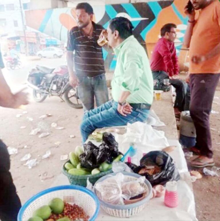 शिक्षा विभाग में शराबियों की भरमार, डिण्डोरी जिले जैसे सर्वे की जरूरत, डीईओ कार्यालय के बाबू की शराब पीते फिर वायरल हुई फोटो