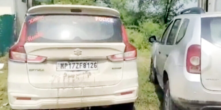 पुलिस लिखी गाड़ी से 16 पेठी नशीली सिरप बरामद