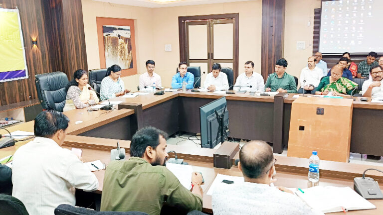 शिकायतों का निराकरण न होने पर रूकेगी वेतन वृद्धि : कलेक्टर