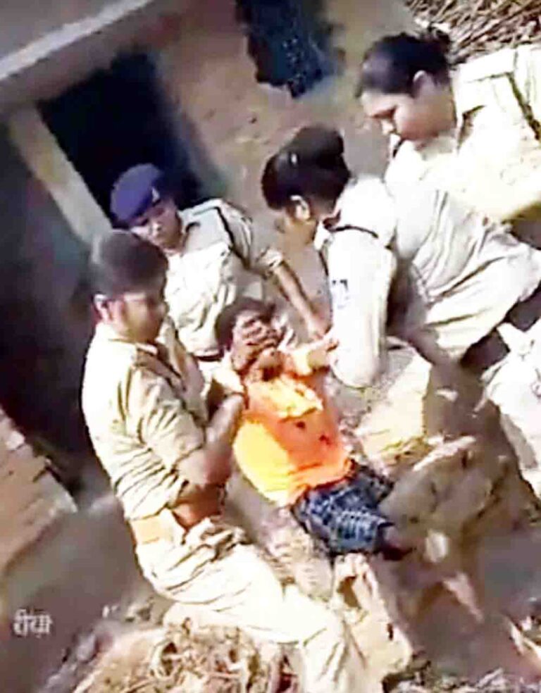 चार पीढिय़ों से बना आशियाना एक झटके में जमीदोज           नोटिस थी 10 घर की, गिरा दिया पीएम आवास वाले भी 23 घर