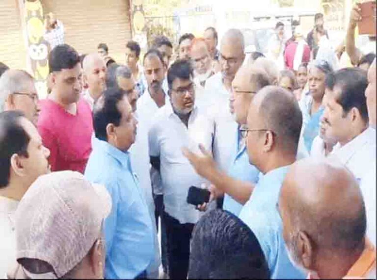 खराब सडक़ को लेकर नीम चौराहे में लोगों ने लगाया जाम     नगर निगम अधिकारियों के आश्वासन के बाद शांत हुए आंदोलनकारी