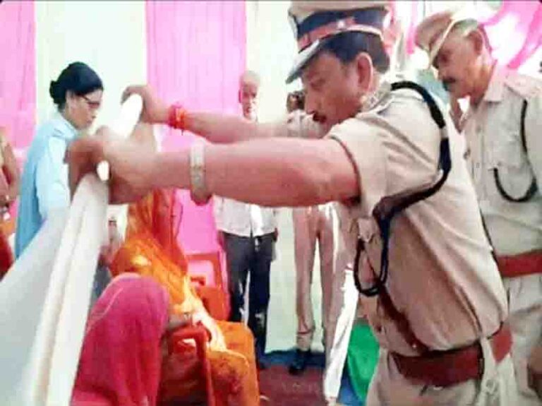 शहीदों को दी गई श्रद्धांजलि परिजनों का किया गया सम्मान