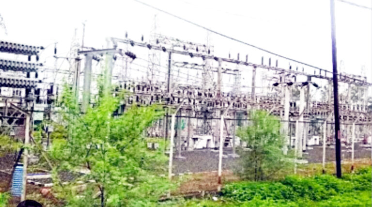 एक तरफ खाद की समस्या, दूसरी ओर जले ट्रांसफार्मर बन रहे किसानों की मुसीबत, एक सैकड़ा से ज्यादा ट्रांसफार्मर जले, नए लग नहीं रहे