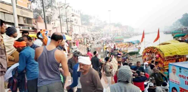 बुधवार की रात महाकुंभ के श्रद्धालुओं के लिए चाकघाट में पड़ी भारी, अव्यवस्थाओं के बीच गुजरा समय                             गुरूवार को सुबह ४ बजे प्रयाग के लिए चाकघाट से रवाना किये गये वाहन