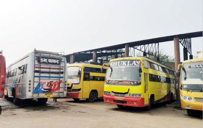 परिवहन विभाग को कोर्ट ने दिया झटका, अब परिवहन विभाग दे रहा है यात्रियों को झटका                                  एक झटके में खड़ी हो गई 400 यात्री बसे !