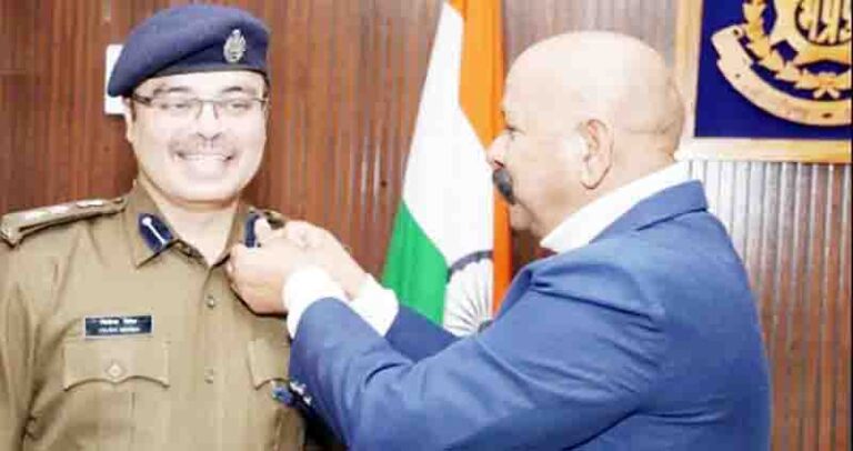एसपी विवेक सिंह का हुआ प्रमोशन, डीआईजी ने कंधे में लगाया स्टार