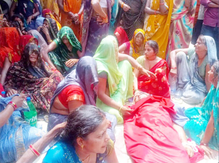 शराब दुकान के घायल कर्मचारी की मौत, थाना में बवाल