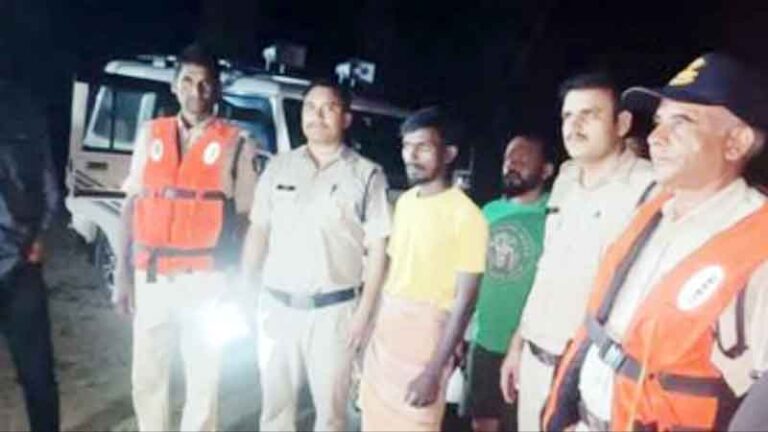अचानक बढ़ा नदी का जलस्तर, युवक को बचाने के लिए बंद करने पड़े बांध के गेट, 6 घंटे चला रेस्क्यू, उसके बाद निकाला जा सका मछुआरे को