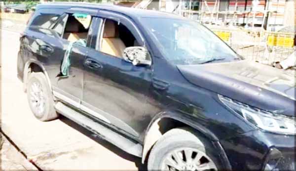 पुलिस से बचने कार डिवाइडर से टकराई, हत्या का आरोपी सुमित फरार