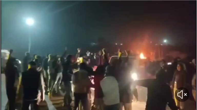 विवादित जमीन का मामला निपटाने न गए थे विधायक, और दे रहे थे धरना, ग्रामीणों की भीड़ ने विधायक प्रदीप पटेल को खदेड़ा