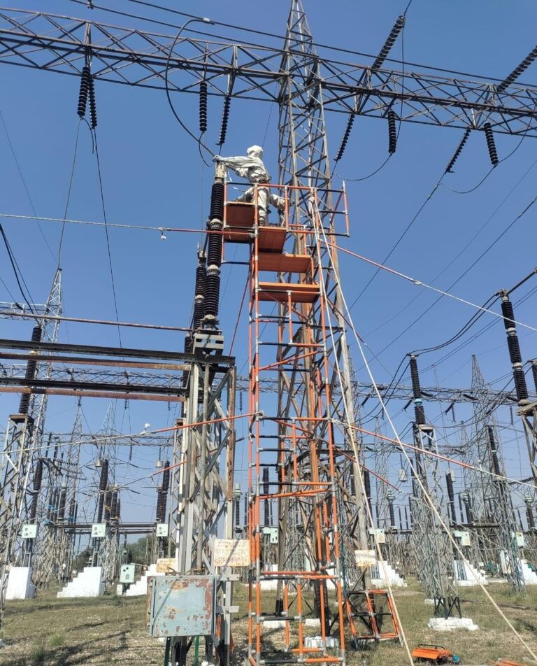 रम्स सोलर जनरेशन की निर्बाध निकासी सुनिश्चित करने एमपी ट्रांसको ने २२० केवी सिस्टम पर किया लाइन लाइन मेंटेनेंस