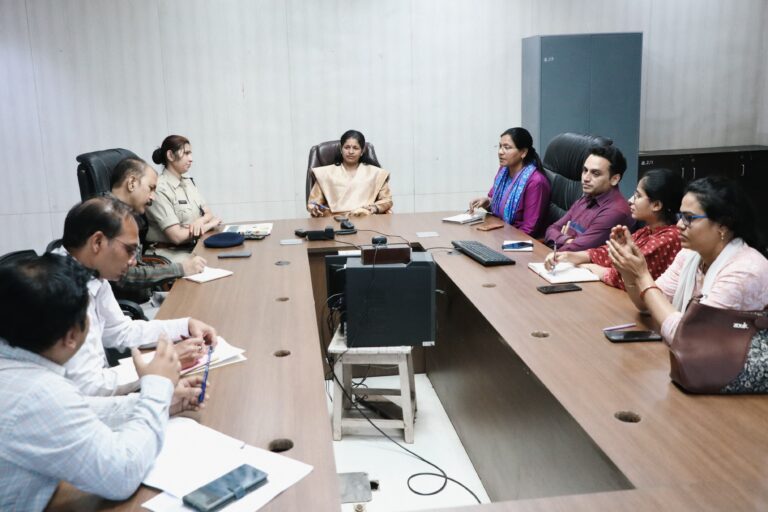 कलेक्टर ने घरेलू गैस वितरण व्यवस्था की समीक्षा की