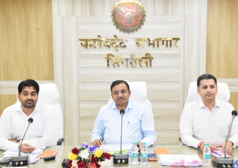 अधिकारी जन हित के कार्य संवेदनशीलता और जिम्मेदारी से करे:-कमिश्नर