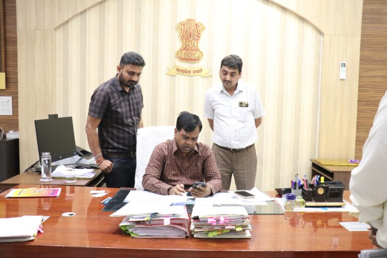 कलेक्टर ने अपने मोबाइल से स्वगणना फार्म भरा, कलेक्टर ने इस डिजिटल सुविधा का लाभ लेने की नागरिकों से की अपील