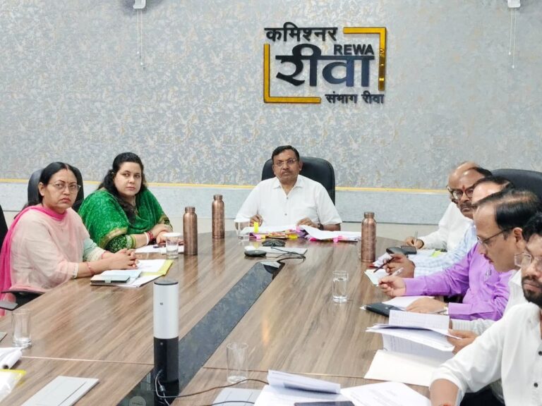 उपार्जित गेंहू का दो दिनों में 90 प्रतिशत परिवहन कराएं – कमिश्नर