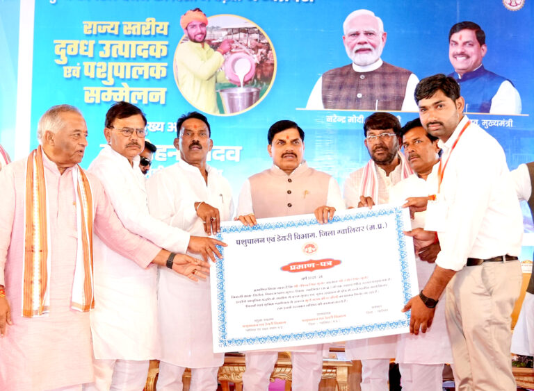 दुग्ध व्यवसाय हमारी ग्रामीण अर्थव्यवस्था की रीढ़ : डॉ. यादव