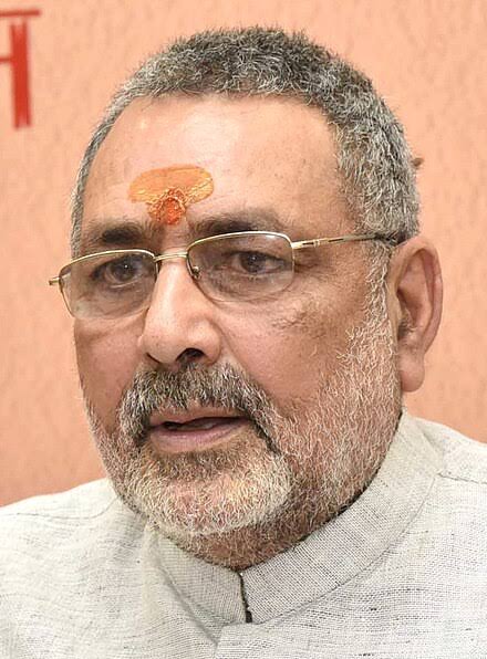 भारत में रहना है तो संविधान मानो :गिरिराज सिंह