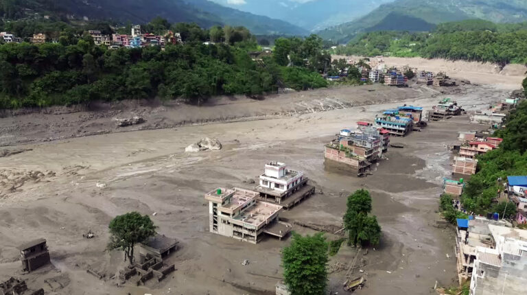नेपाल में बाढ़ से भारी तबाही, जल प्रलय से 95 की मौत, 105 भारतीय समेत 500 लोग लापता